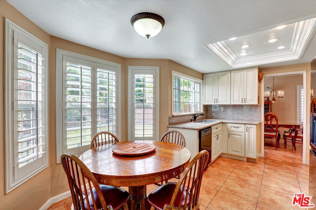 Chandelier, Dining room, Interior, Kitchen, Recessed Lighting