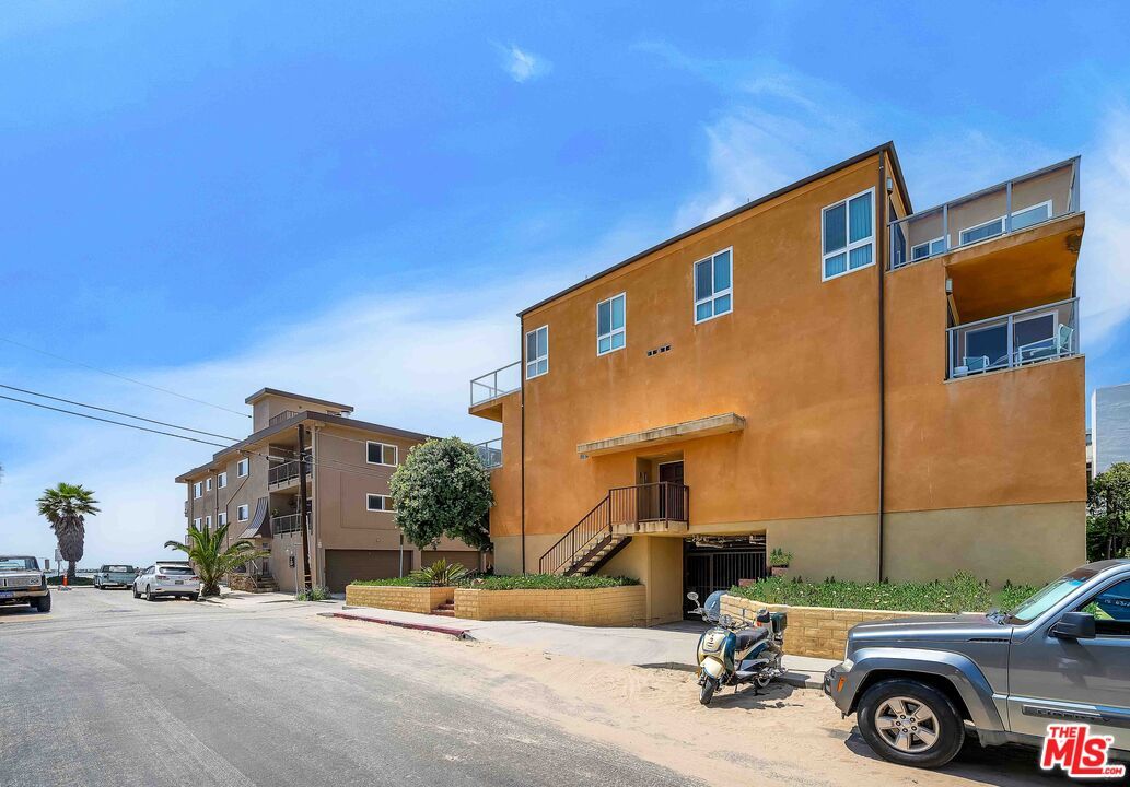 Exterior, Facade, Modern