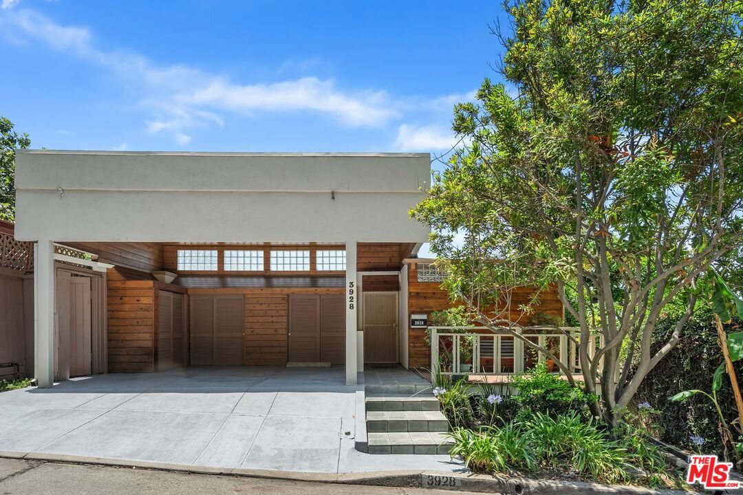Attached, Exterior, Facade, Modern