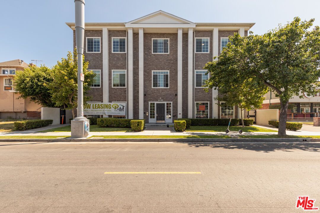 Exterior, Facade, Brick Facade, Georgian