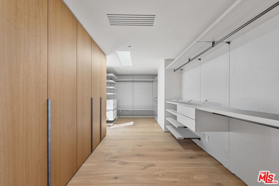 Interior, Walk-in Closets, Wood Texture Flooring