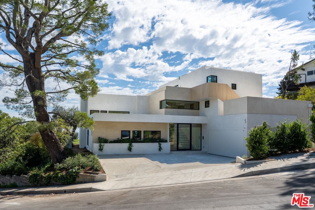 Exterior, Facade, Modern