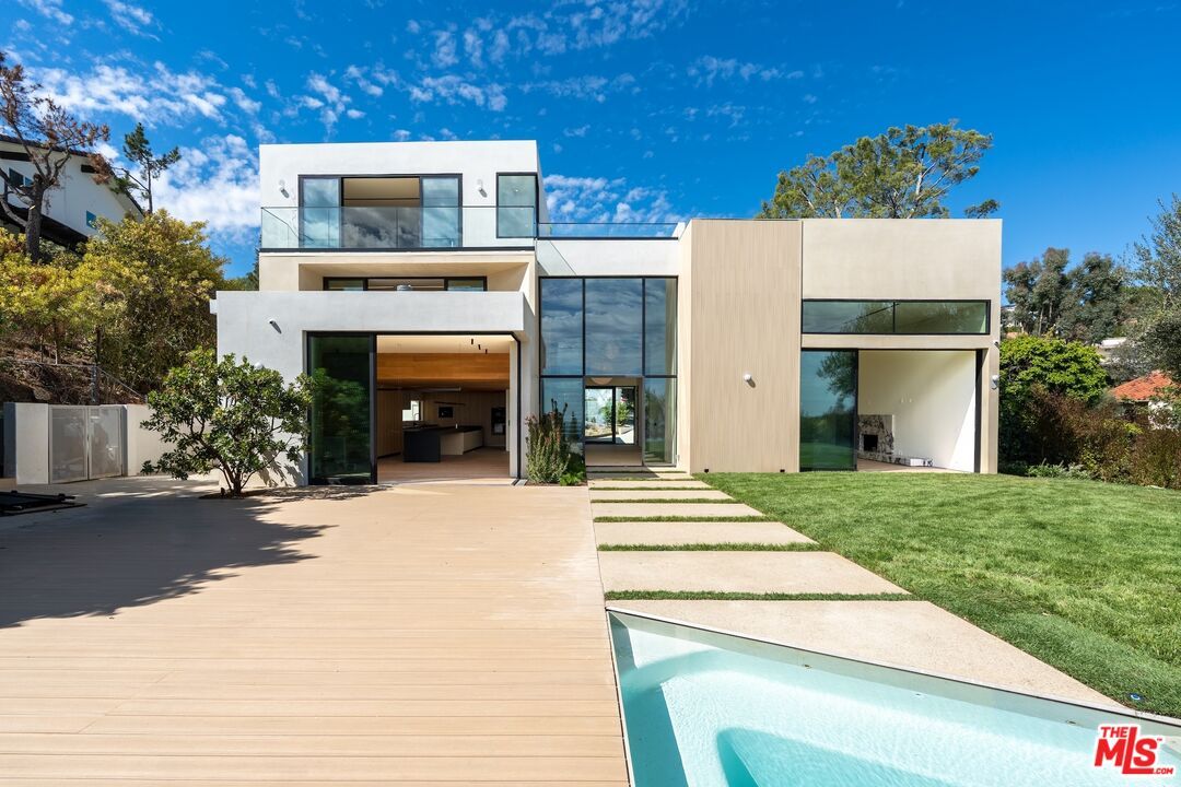 Backyard, Exterior, Facade, Modern