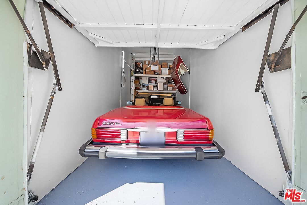 Garage, Interior