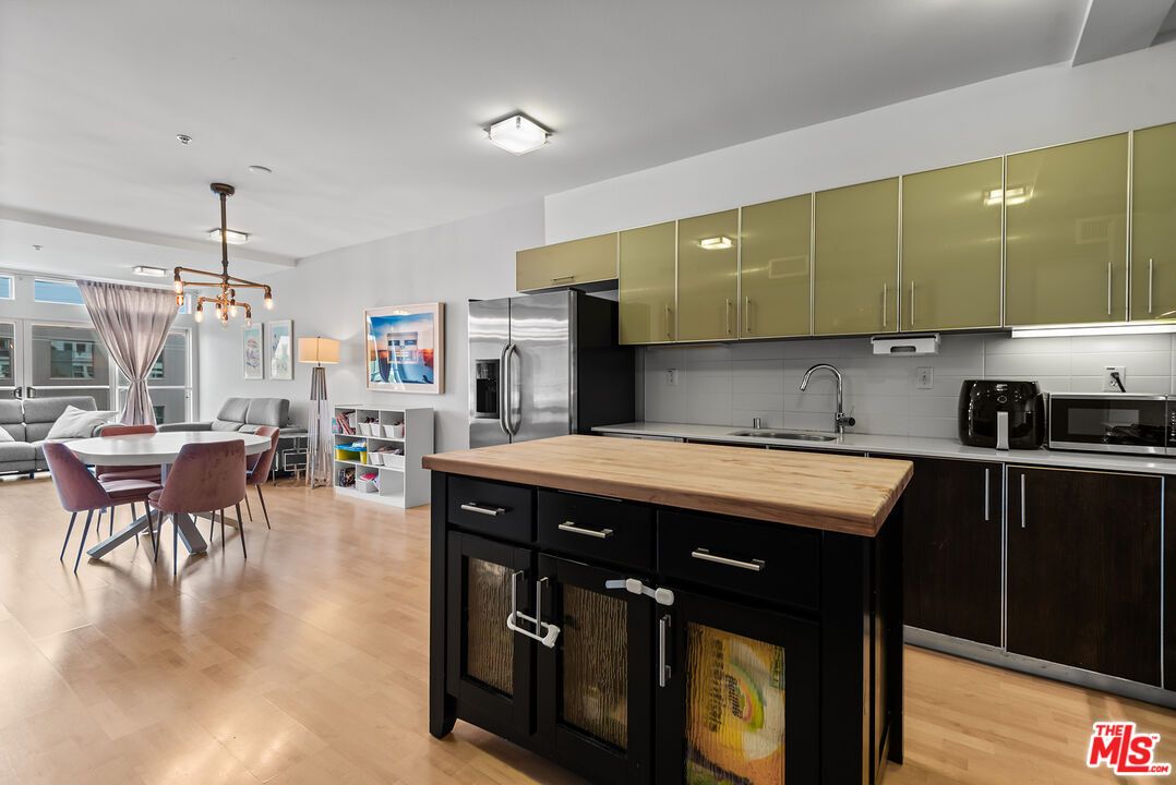 Dining room, Interior, Kitchen, Pendant Lights, Stainless Steel Appliances, Wood Texture Flooring