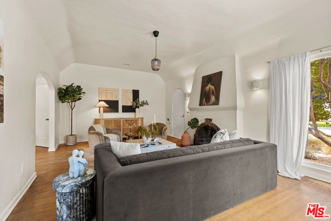 Interior, Living room, Pendant Lights, Wood Texture Flooring