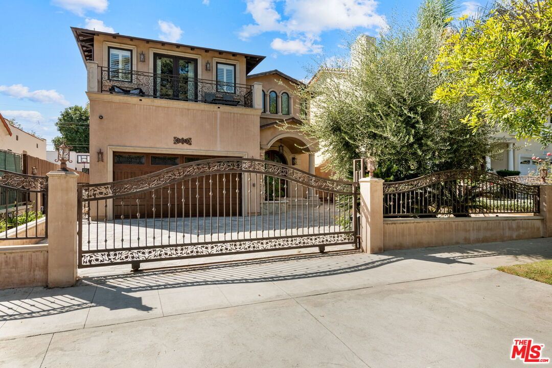 Attached, Exterior, Facade, Rowhouse