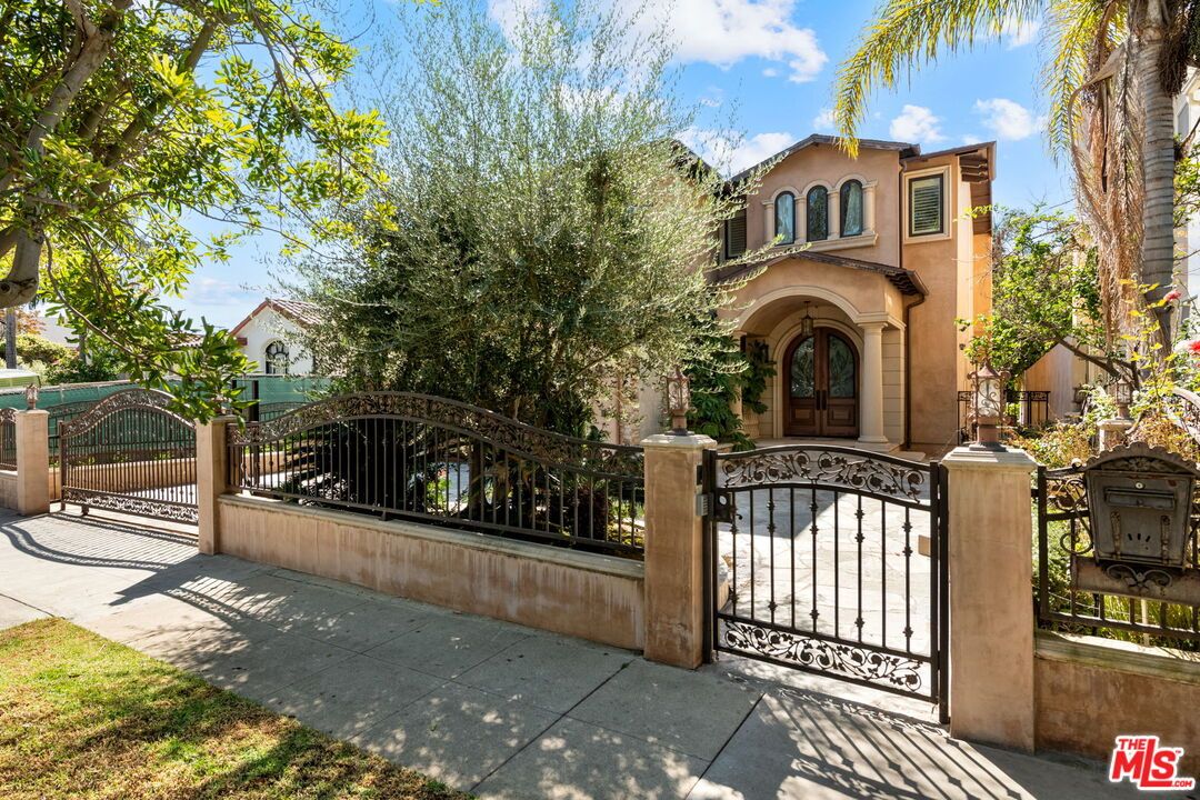 Exterior, Facade, Mediterranean