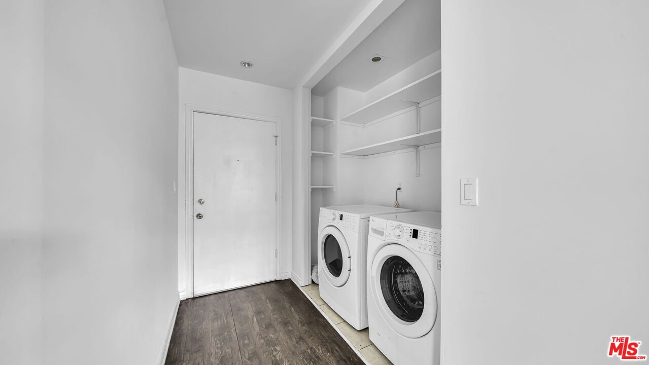 Interior, Utility Closets, Washer, Wood Texture Flooring