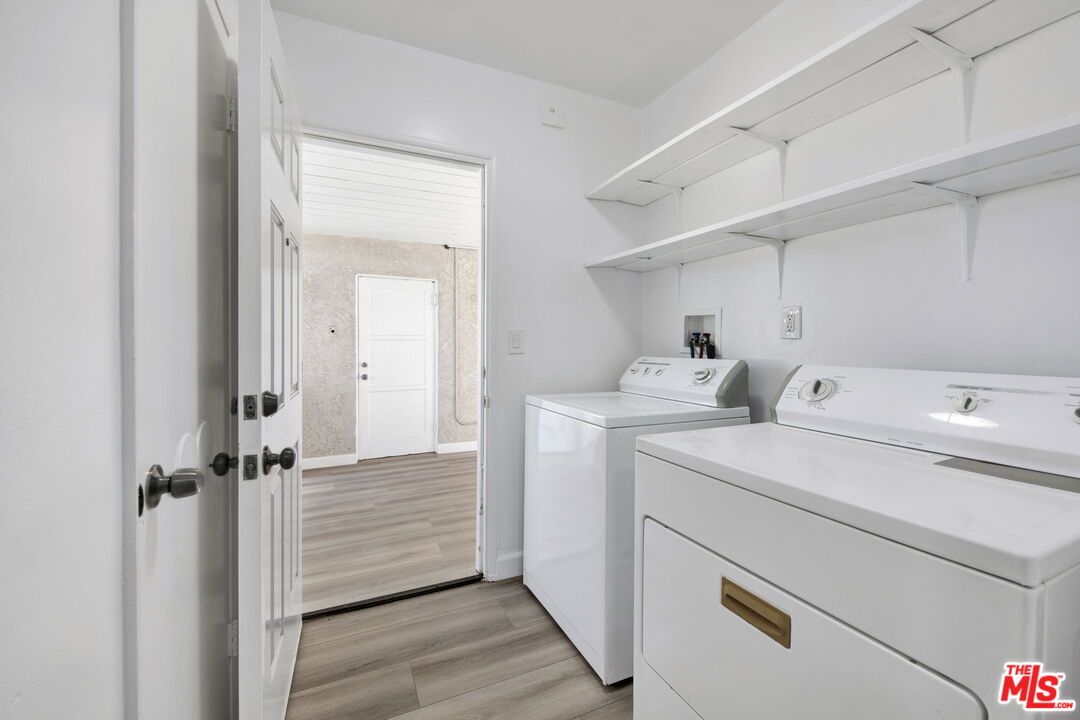 Interior, Utility Closets, Washer, Wood Texture Flooring