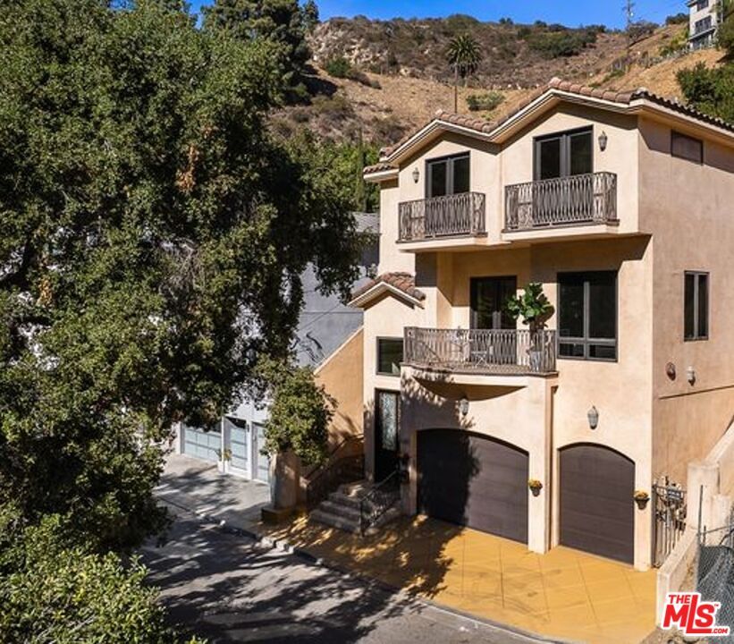 Attached, Exterior, Facade, Mediterranean