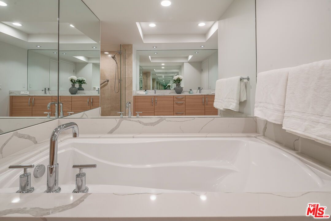 Bathroom, Dual Sink Vanities, Interior, Recessed Lighting