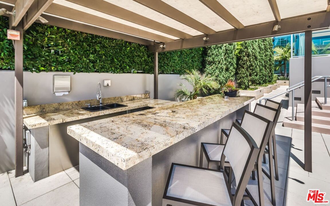Exterior, Outdoor Kitchen