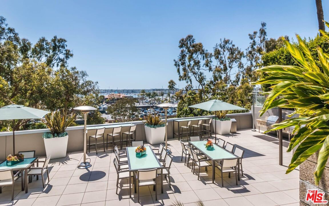 Exterior, Outdoor Kitchen