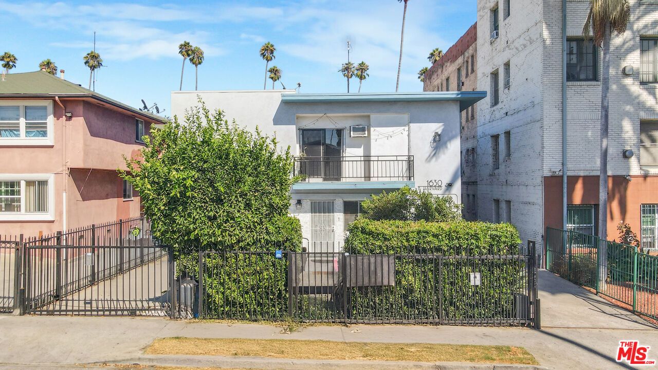 Exterior, Facade, Modern