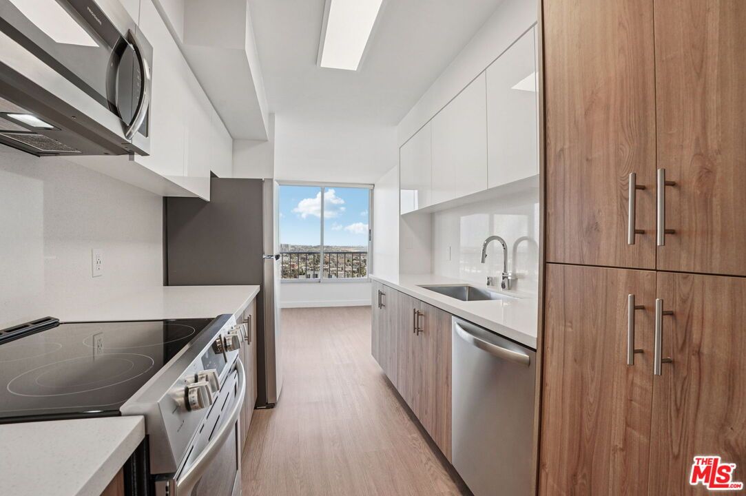 Interior, Kitchen, Washer, Wood Texture Flooring