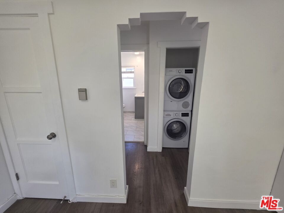 Interior, Utility Closets, Washer, Wood Texture Flooring