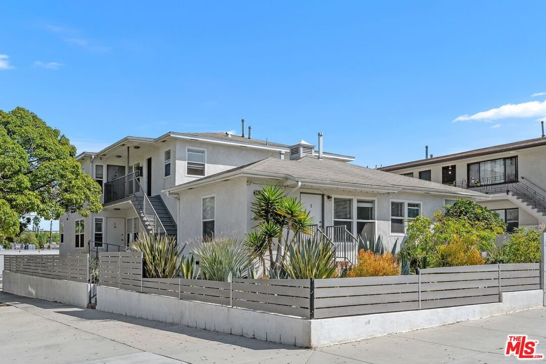 Exterior, Facade, Modern