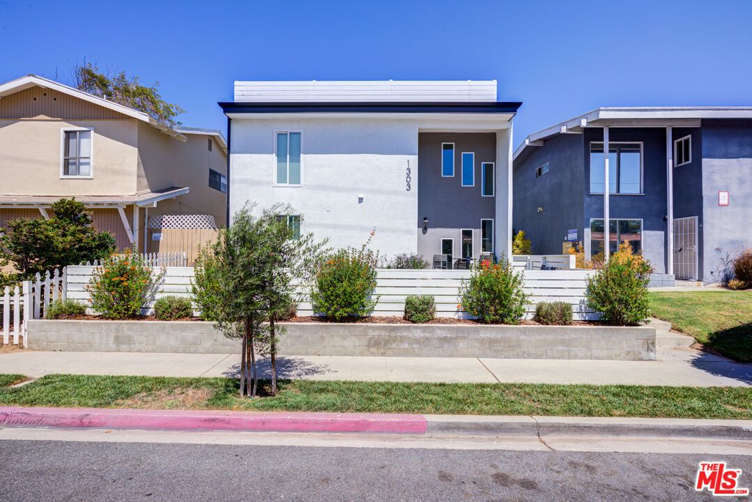 Exterior, Facade, Modern
