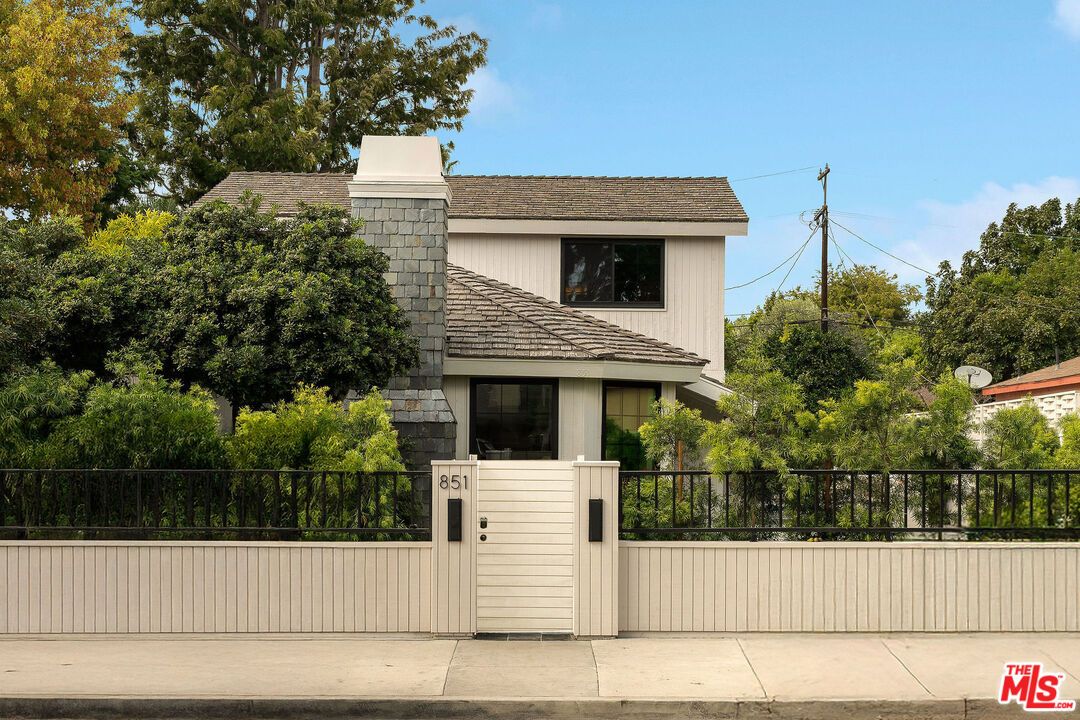 Exterior, Facade, None