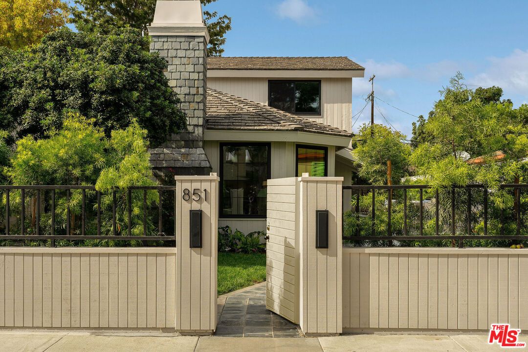 Exterior, Facade, None