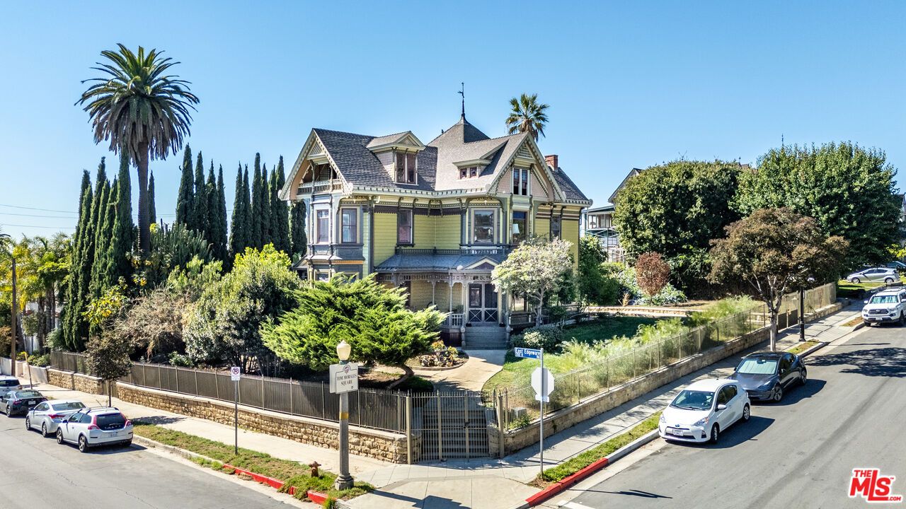 Exterior, Facade, Queen Anne Victorian