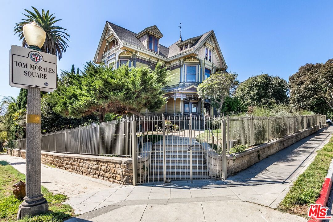Exterior, Facade, Queen Anne Victorian