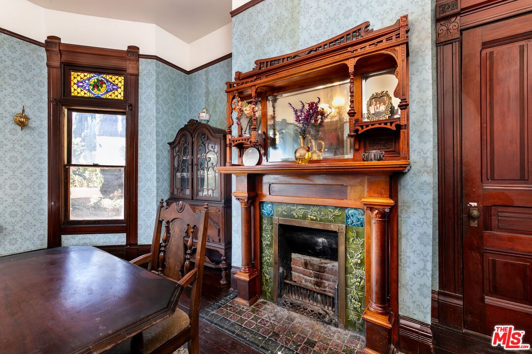 Dining room, Fireplace, Interior
