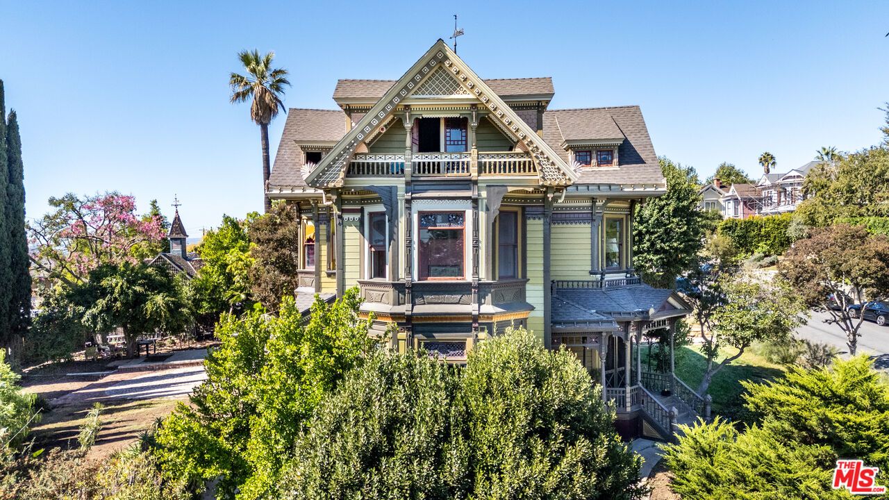Exterior, Facade, Queen Anne Victorian