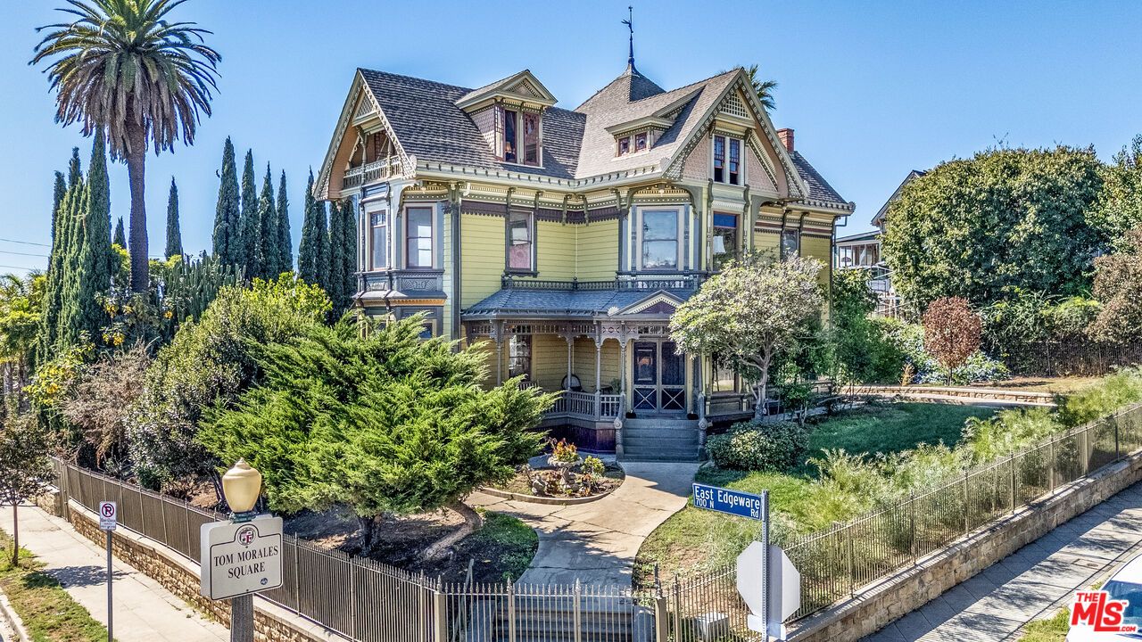Backyard, Exterior, Facade, Queen Anne Victorian