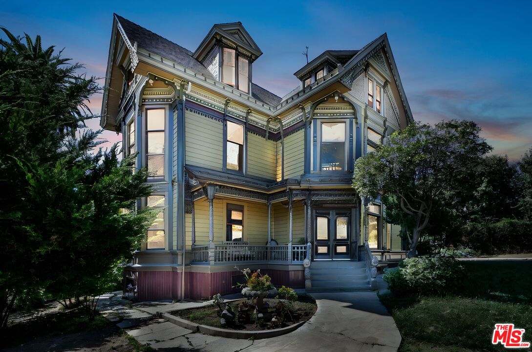 Exterior, Facade, Queen Anne Victorian