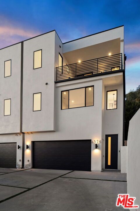 Attached, Exterior, Facade, Modern