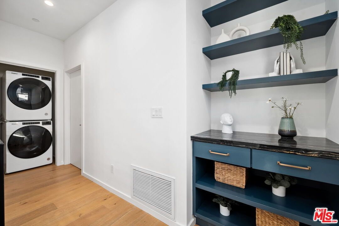 Interior, Recessed Lighting, Washer, Wood Texture Flooring
