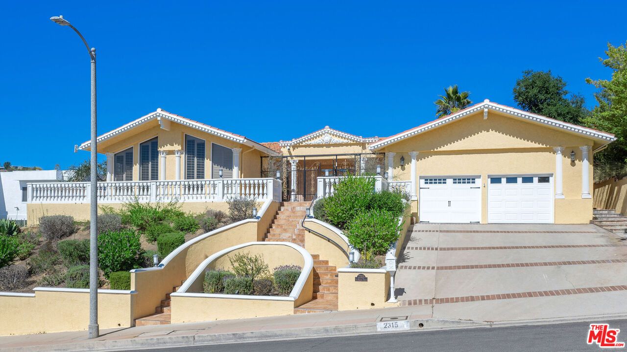 Attached, Exterior, Facade, Mediterranean