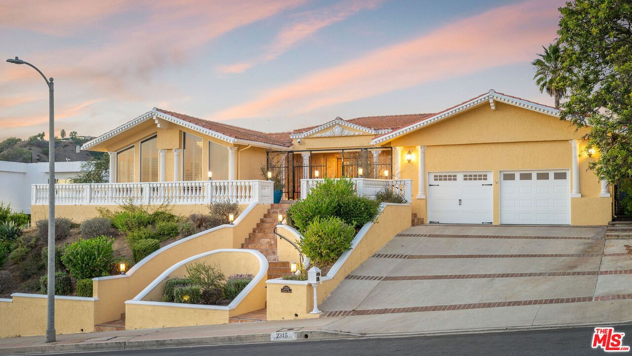 Attached, Exterior, Facade, Mediterranean