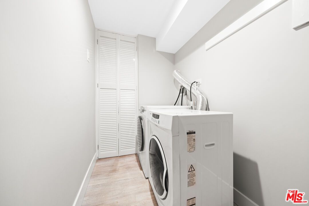 Interior, Washer, Wood Texture Flooring