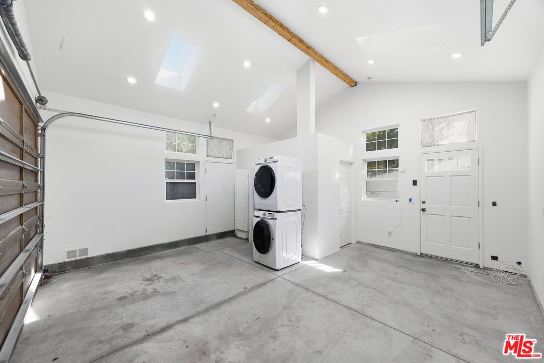 Interior, Recessed Lighting, Washer, Wooden Beams