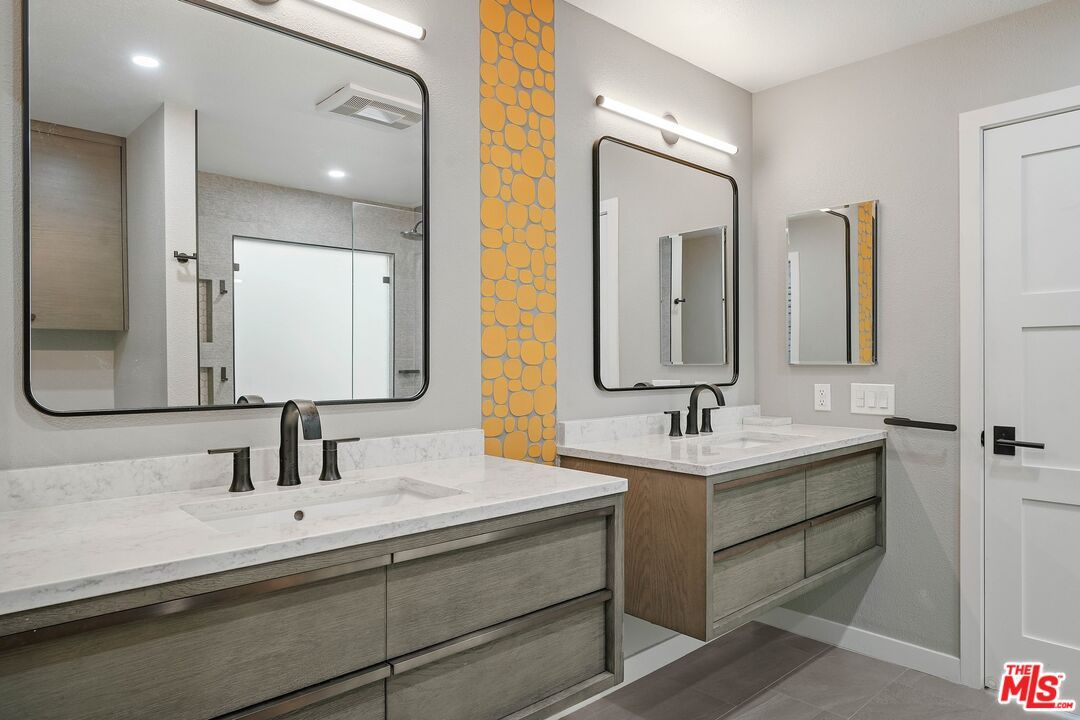 Bathroom, Dual Sink Vanities, Interior, Recessed Lighting