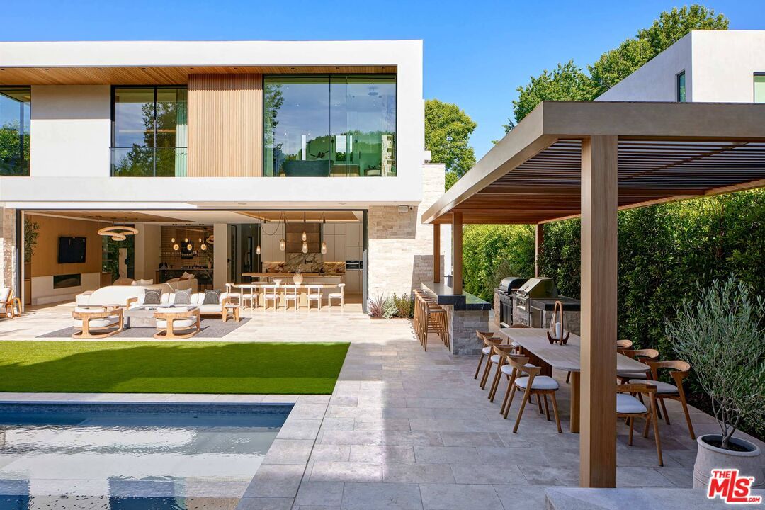 Exterior, Outdoor Kitchen, Pool