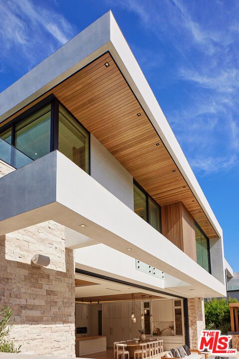 Exterior, Facade, Modern