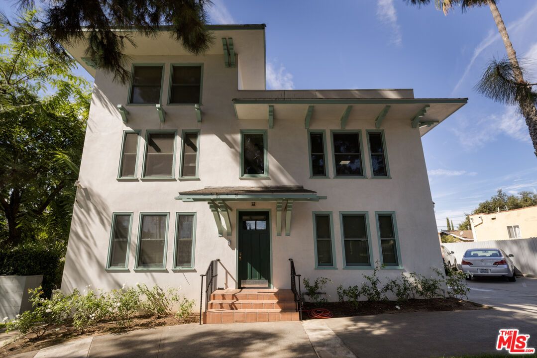 Exterior, Facade, Modern