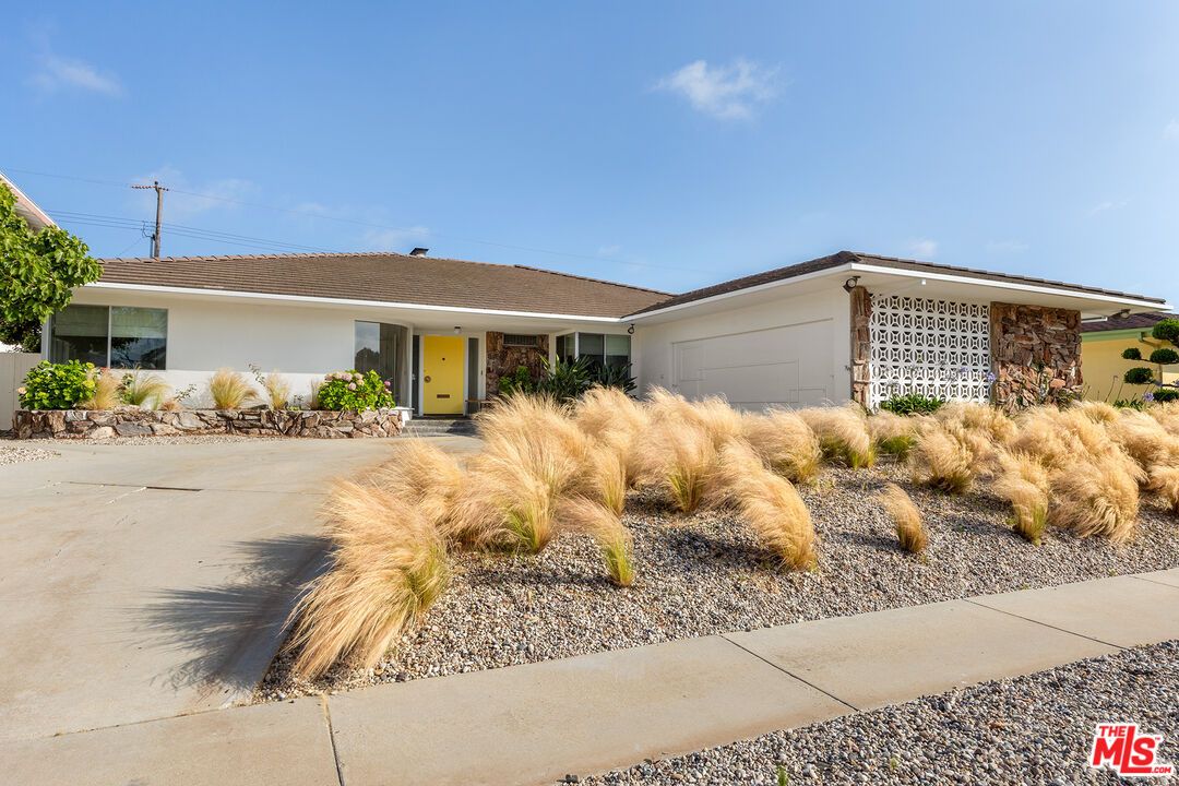 Attached, Exterior, Facade, Ranch