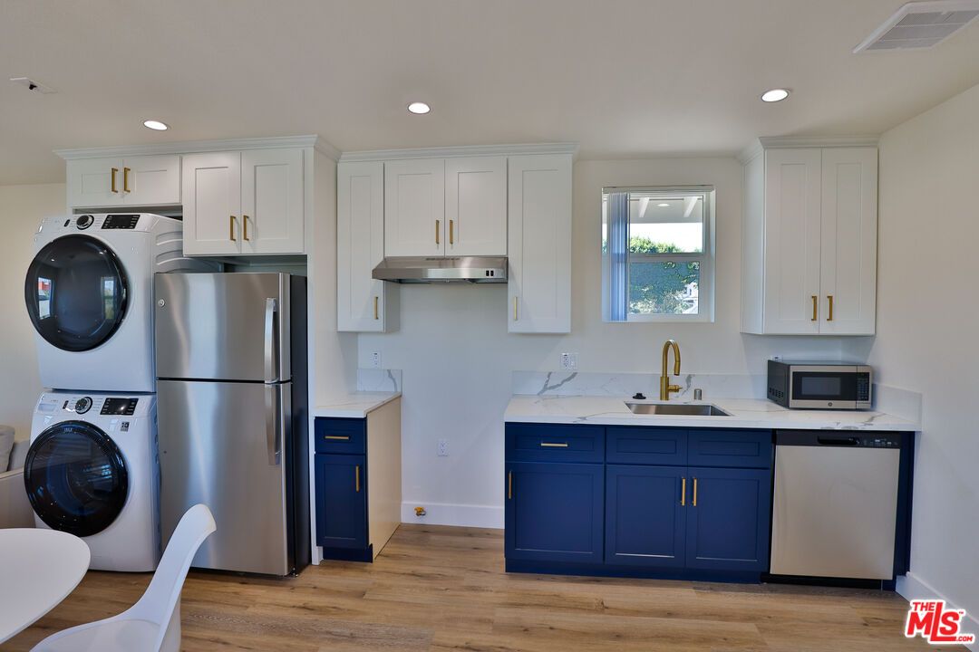 Interior, Kitchen, Recessed Lighting, Washer, Wood Texture Flooring