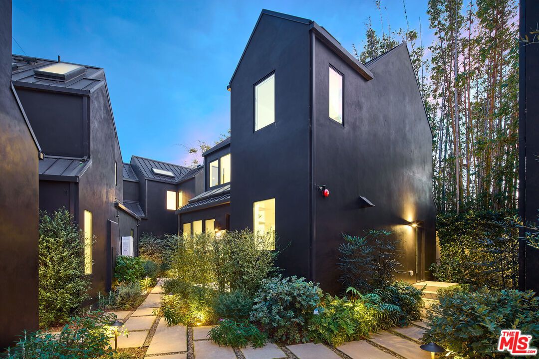 Exterior, Facade, Modern