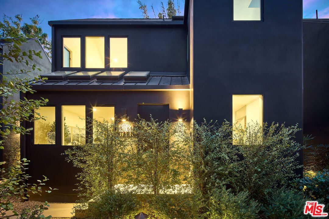 Exterior, Facade, Modern