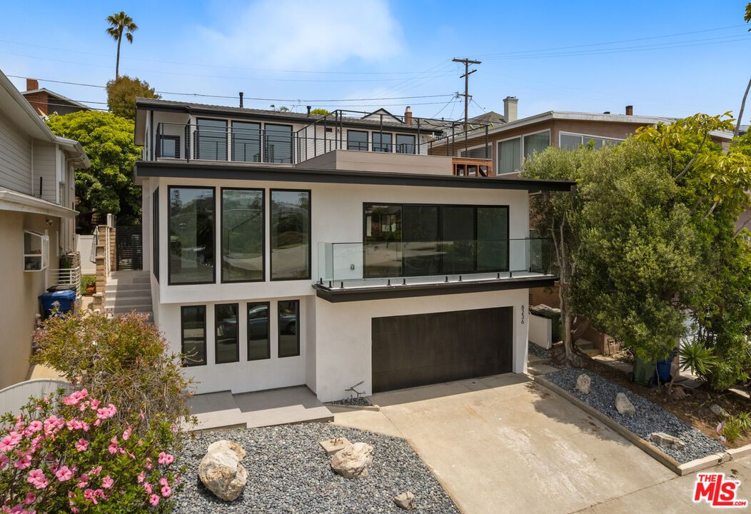 Attached, Exterior, Facade, Modern