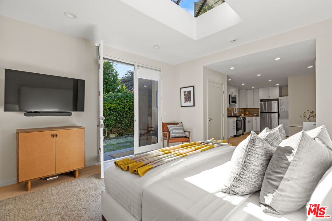 Bedroom, Interior, Kitchen, Recessed Lighting, Stainless Steel Appliances