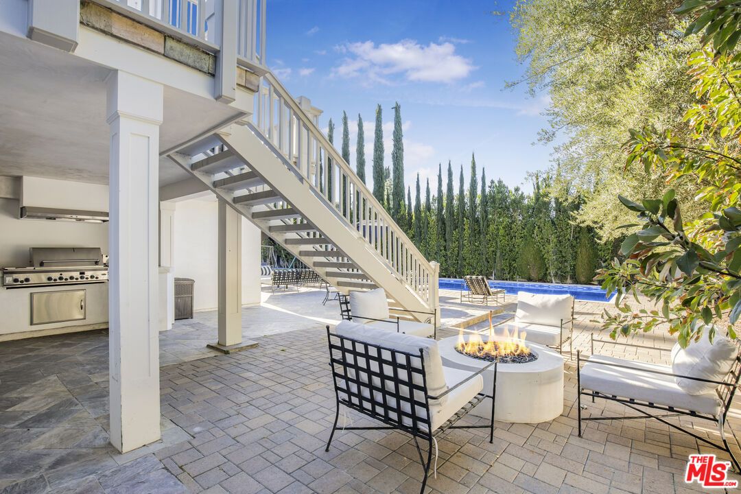 Exterior, Outdoor Kitchen, Pool