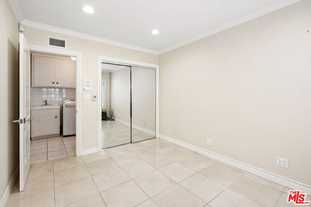 Empty room, Interior, Recessed Lighting, Washer