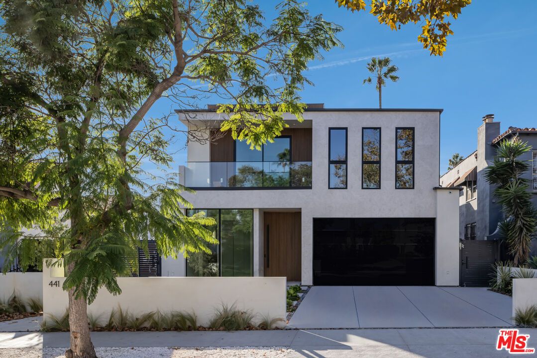 Attached, Exterior, Facade, Modern